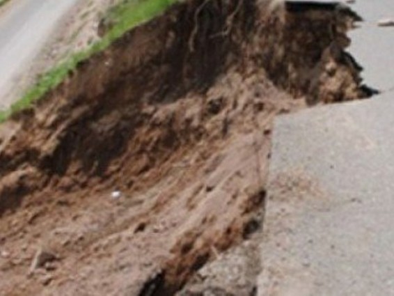 Փլվածք Երեւանում, վթարային տան մոտ. առաջացել է մեծ փոս