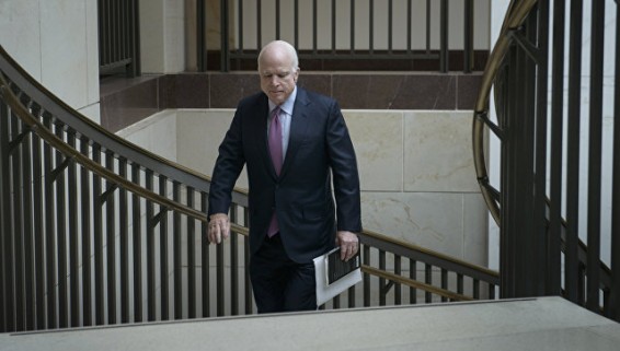 Сенатор Маккейн заявил о связях Wikileaks с Россией