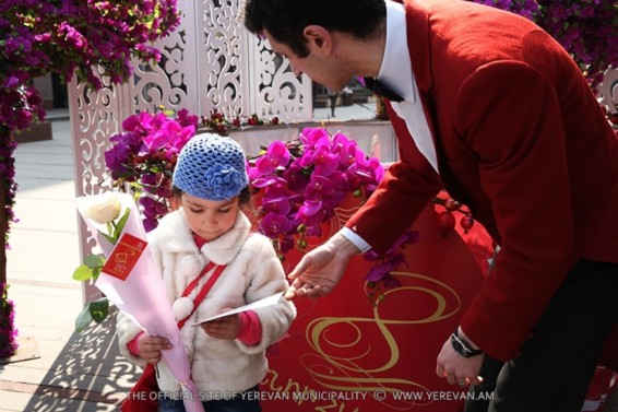 Մարտի 8. երևանյան ջերմ շնորհավորանքներ ու տոնական ծաղիկներ կանանց և աղջիկներին