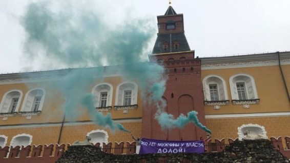 Группа феминисток провела акцию у стен московского Кремля