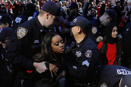 Նյու Յորքում ձերբակալվել են Թրամփի երկնաքերերի մոտ ցույցերի մասնակցած 13 կանայք