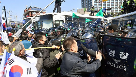 В Сеуле в столкновениях после импичмента Пак Кын Хе погибли два человека