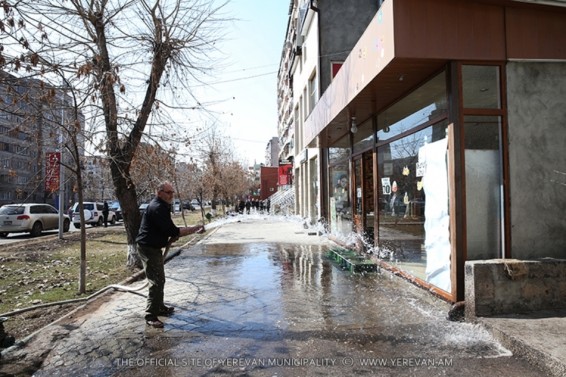 Մայրաքաղաքի փողոցներում և բակերում իրականացվում են սանմաքրման լայնածավալ աշխատանքներ