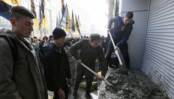 Радикалы в Киеве замуровывают вход в офис 
