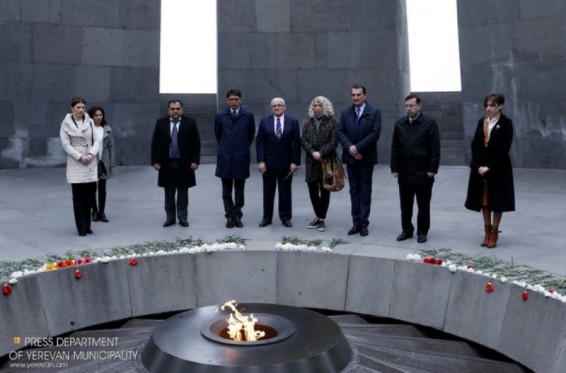 Ֆրանսիացի քաղաքապետը  հարգանքի տուրք է մատուցել Հայոց ցեղասպանության զոհերի հիշատակին