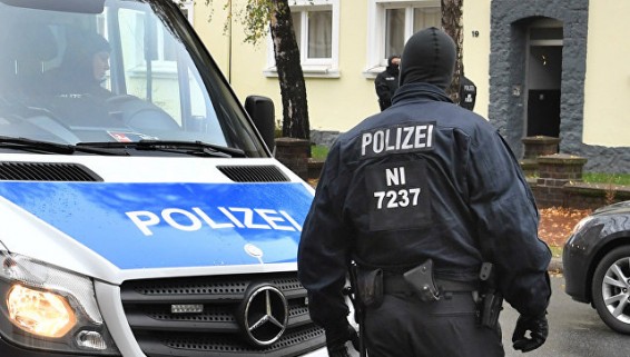 В Германии неизвестный захватил заложников в банке
