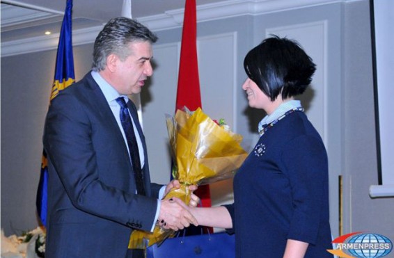 Կարեն Կարապետյանը պարգևատրել է լավագույն կին գործարարներին