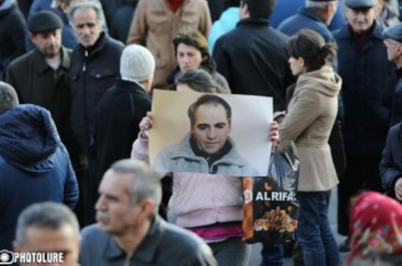 Ազատության հրապարակում մեկնարկել է «Հաց բերող» Արթուր Սարգսյանի հիշատակին նվիրված հավաքը