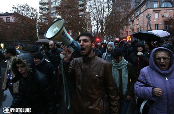 Բախում՝ ցուցարարների և ոստիկանների միջև. Երթի մի քանի մասնակիցներ նստեցին Հանրապետության հրապարակում