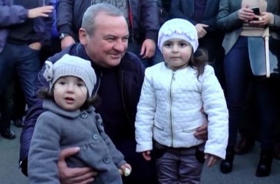 Video. Բարձր տրամադրություն Վանաձորի Հայքի հրապարակում. Կարեն Կարապետյանը նախաձեռնել էր մեծ համերգ հայտնի երգիչ-երգչուհիների մասնակցությամբ