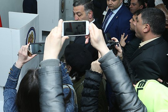 Միջադեպ 5/17 ընտրատեղամասում. կոտրել են խախտումը նկարահանող քաղաքացու հեռախոսը