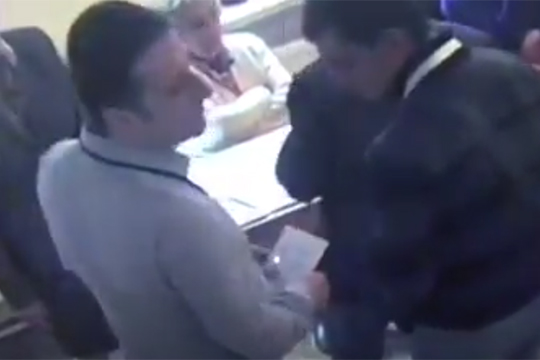 Video. 3/28-ում քաղաքացին ընտրատեղամաս է եկել ՀՀԿ-ի օգտին քվեարկած քվեաթերթիկով