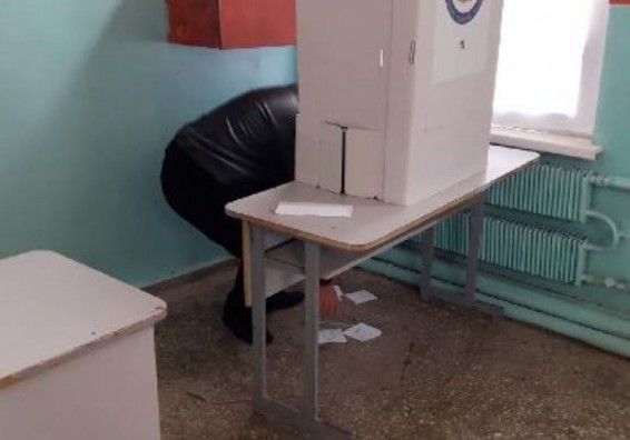 Թիվ 23/37 տեղամասում ընտրողը քվեախցում կորցրել է կտրոնը. նա աղբարկղում ապարդյուն որոնում էր այն