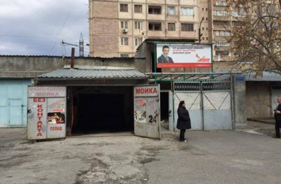 Դավիթաշենում Զարզանդ անունով քաղաքացին ավտոտնակում գումար է բաժանել