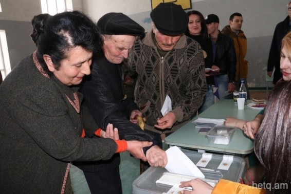 Ապարանի միակ վետերանը քվեարկեց որդու եւ հարսի ջանքերով