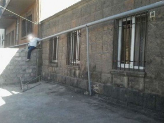 Քաղաքացին սպառնում է ինքնահրկիզվել. պահանջում է Տարոն Մարգարյանին