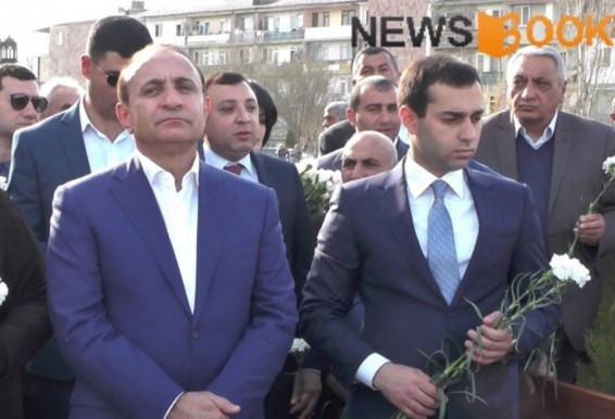 Photo/Video- Արտաշատում տեղադրվեց ապրիլյան քառօրյա պատերազմի զոհերի հիշատակը հավերժացնող հուշակոթող