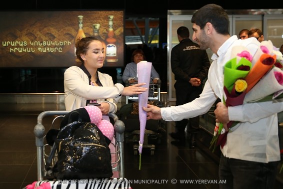 Video. «Զվարթնոց» օդանավակայանի սպասասրահում կանանց և աղջիկներին դիմավորում են տոնական տրամադրությամբ