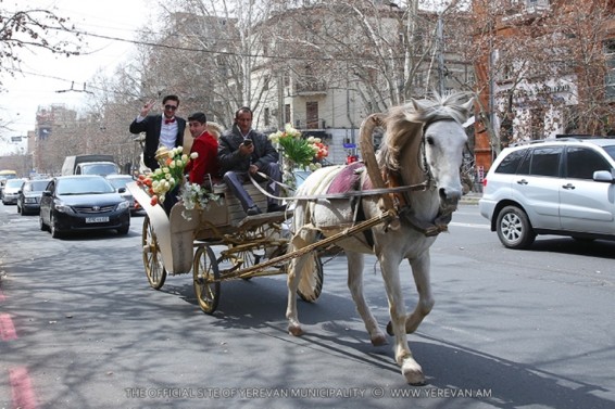 Video. Ապրիլի 7. շնորհավորանքներ և ծաղիկներ՝ զարդարված ձիակառքից