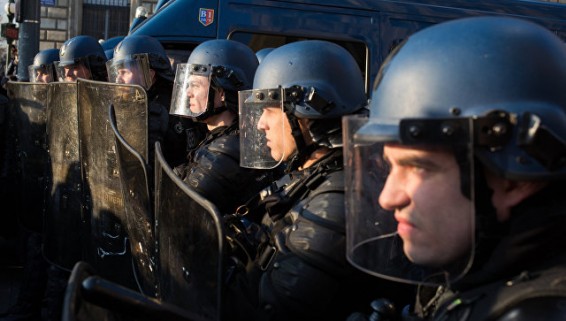 В пригороде Парижа прошла массовая акция протеста