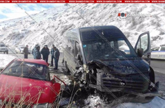 Երևան-Սևան-Իջևան ճանապարհին ավտոմեքենաներ են բախվել. վթարից տուժած 13 հոգի տեղափոխվել է հիվանդանոց