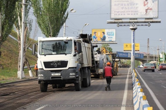 Մայրաքաղաքի վարչական շրջաններում շարունակվում են փոսերի վերացման աշխատանքները