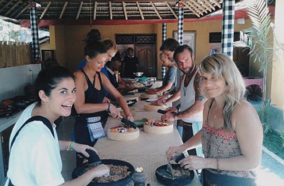 Զբոսաշրջիկներին առաջարկել են ճաշել անծանոթների տներում