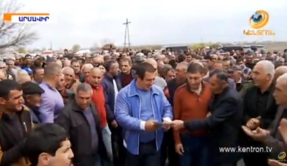 Video. Գագիկ Ծառուկյանը սկսել է հանդիպումների շարքը խաղողի բերք մշակող գյուղացիների հետ