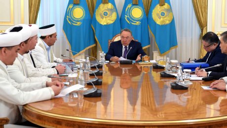 Назарбаев: Бороды у парней и черные одеяния у девушек не соответствуют нашим традициям