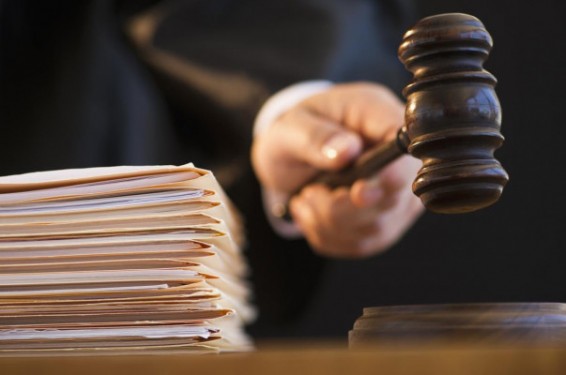 Գետնանցումում $1000 կաշառք վերցնելու մեջ մեղադրվող դատավորը պահանջում է, որ մեղադրանքը պաշտպանի գլխավոր դատախազը