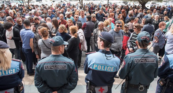 Сотрудники ярмарок проводят акцию протеста в Ереване