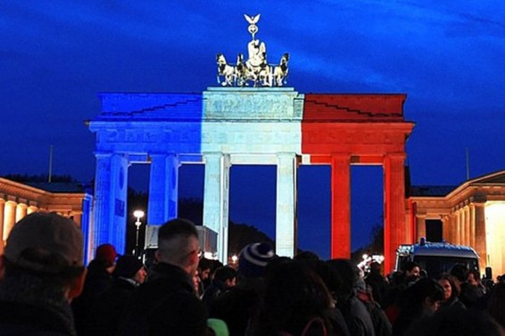 Բրանդենբուրգյան դարպասները լուսավորվել են ֆրանսիական դրոշի գույներով