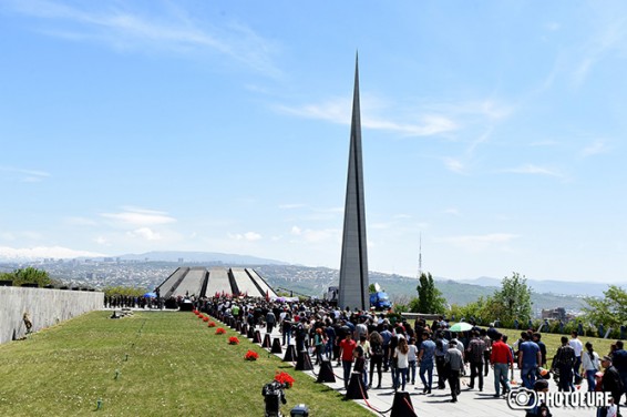 Посетителей мемориала 