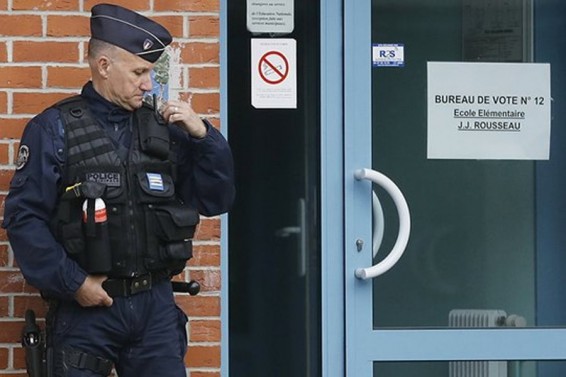 Ֆրանսիայի արևելքում մարդկանց ընտրատեղամասից տարհանել են կասկածելի ավտոմեքենայի պատճառով