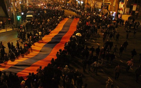 Ուղիղ. Ջահերով երթ դեպի Ծիծեռնակաբերդ