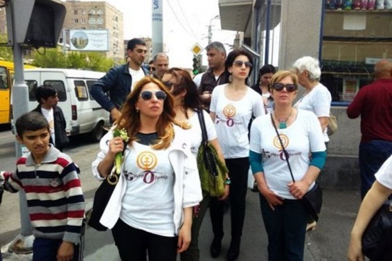 «Երկիր ծիրանին» ջահերով երթին մասնակցում է կուսակցության լոգոն պատկերված վերնաշապիկներով