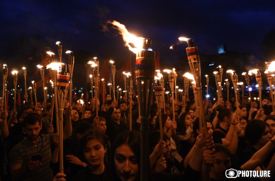 Photo. Երևանում անցկացվեց ավանդական ջահերով երթը դեպի Ծիծեռնակաբերդ