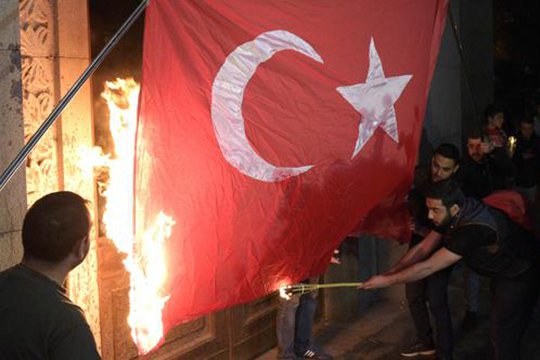 Ցնցող լուսանկար Երևանից… այրում են թուրքական դրոշը. Hurriyet-ի անդրադարձը ջահերով երթին