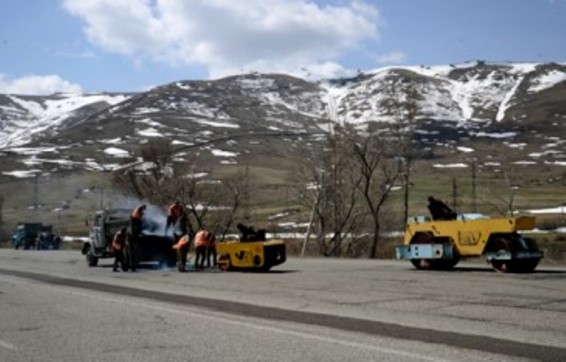 Նախարարը հանձնարարեց մինչև մայիսի 15-ը ճանապարհների փոսալցման աշխատանքներն ավարտվել
