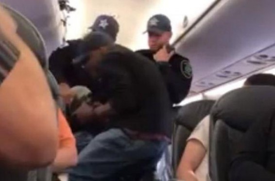 United Airlines-ը սկանդալներից հետո խոստացել է 10.000 դոլար փոխհատուցում վճարել «ավելորդ» ուղևորներին