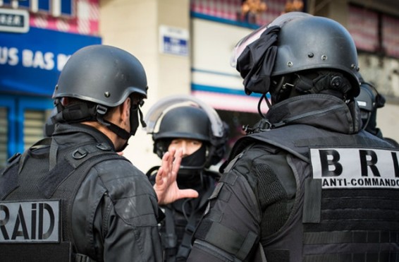 Փարիզի մի քանի լիցեյներ շրջափակված են Մարին Լը Պենի և Մակրոնի դեմ բողոքողների կողմից