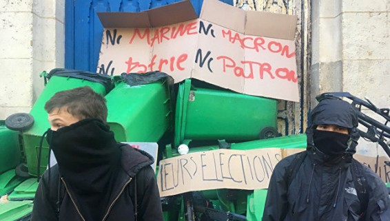 Полиция применила слезоточивый газ на акции протеста школьников в Париже