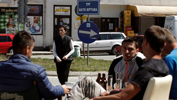 В Цетине противники вступления Черногории в НАТО сожгли флаг альянса