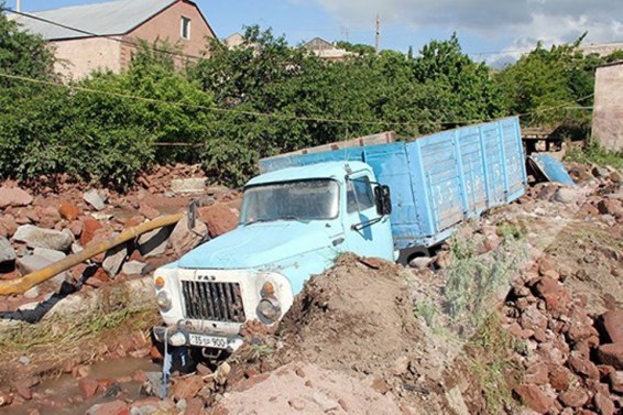 Արթիկի ջրհեղեղից տուժած գյուղացիները դժգոհ են կառավարության փոխհատուցումից