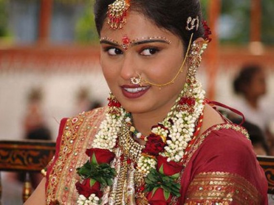 700 հնդիկ հարսանցուների փայտե մահակներ են նվիրել` հարբեցող ամուսինների համար