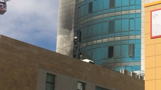 В центре Астаны загорелся жилой комплекс Лазурный квартал