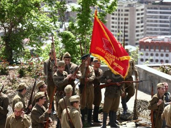 Երեւանի Հաղթանակի զբոսայգում ծածանվել է հռչակավոր Թամանյան դիվիզիայի դրոշը