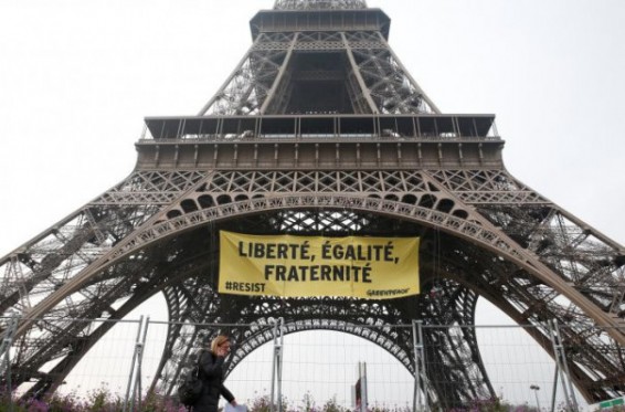 Активисты Greenpeace вывесили на Эйфелевой башне баннер против Ле Пен