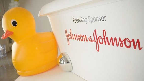 Суд обязал J&J выплатить $110 млн заболевшей раком американке