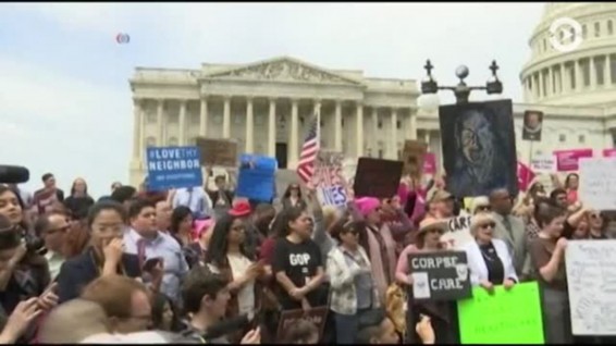 Конгрессменов, проголосовавших за отмену Obamacare, встретили протестами